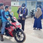 Arfan Bagikan Masker Gratis di Bengalon