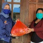 Cegah Covid-19, Anggota Dewan Kutim Prayunita Utami Bagikan Paket Sembako dan APD