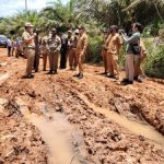 Bupati Paser Tinjau Jalan Rusak Desa Kerang-Tanjung Aru, Upayakan 2022 Segera Diperbaiki