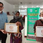 Hari Lansia, Dinsos Paser Salurkan 100 Paket Sembako untuk Lansia