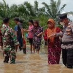 Polsek dan Koramil Long Ikis Bantu Evakuasi Warga Terdampak Banjir di Desa Adang Jaya