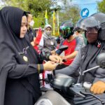 Sambut HUT RI, Wabup Masitah Bagikan Ribuan Bendera Merah Putih ke Warga Paser