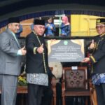 Gubernur Isran Noor Serahkan Bantuan 5.000 Koleksi Buku Perpustakaan di Kutim