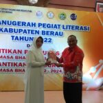 DPK Kaltim Serahkan 9.050 Eksemplar Buku untuk 4 Kampung di Berau