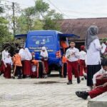 Para Murid Antusias Menyambut Perpustakaan Keliling