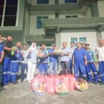 Malam Tahun Baru, Direksi dan Dewas PTMB Blusukan Bagikan Bingkisan ke Petugas IPA 