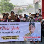 Meriahkan HUT Kota, Bagus Susetyo dan KMPKB Bagikan Bunga hingga Minyak Goreng