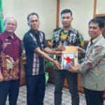 DPK Kaltim Serahkan 700 Buku ke DPK Kubar