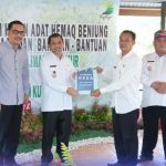 Wagub Serahkan Bantuan Internet Desa di Kutai Barat