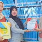 Bappeda Kukar Serahkan Karya Cetak kepada DPK Kaltim