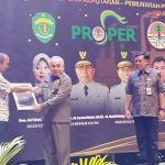Gubernur Isran Serahkan  Sertifikat Proper Pengelolaan Lingkungan Hidup
