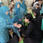 PKK Kaltim Salurkan 100 Paket Sembako Bagi Warga Loa Duri