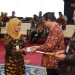 Wagub Hadi Serahkan Penghargaan Bagi 97 PNS Berprestasi