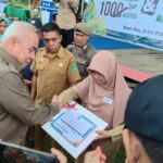 Gubernur Isran Serahkan 3 Unit Buncu Baca Etam