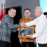 Bupati Fahmi Terima Penghargaan Paritrana Award