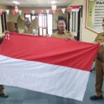 DPK Kaltim Serahkan 50 Bendera Merah Putih ke Kesbangpol Kaltim