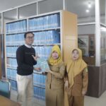 Akademisi Unmul Kembali Serahkan Buku Matematika ke DPK Kaltim