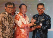 Pj Gubernur Akmal Malik Terima Penghargaan Pelayanan Publik Fiskal Tinggi dari Kemendagri