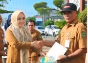 Sekretariat DPRD Kaltim Serahkan SK Kenaikan Pangkat dan Gaji Berkala kepada 15 ASN