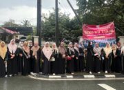 Ibu-Ibu Shalawatan Masjid Al-Ghafur RT 52 Sepinggan Bagikan 380 Paket Takjil di Simpang Lampu Merah Bandara