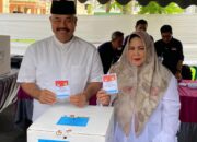 Edi Damansyah dan Keluarga Tampil Serba Putih di PSU Kukar 2025, Ajak Warga Aktif Menjaga Demokrasi