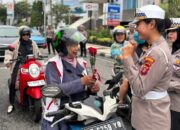 Peringati Hari Kartini, Polwan Polresta Balikpapan Bagikan Bunga di Lampu Merah