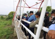 Kunker ke Muara Wis, Bupati Kukar Serahkan Bantuan, Tinjau Infrastruktur, dan Evaluasi Program Rp 50 Juta per RT